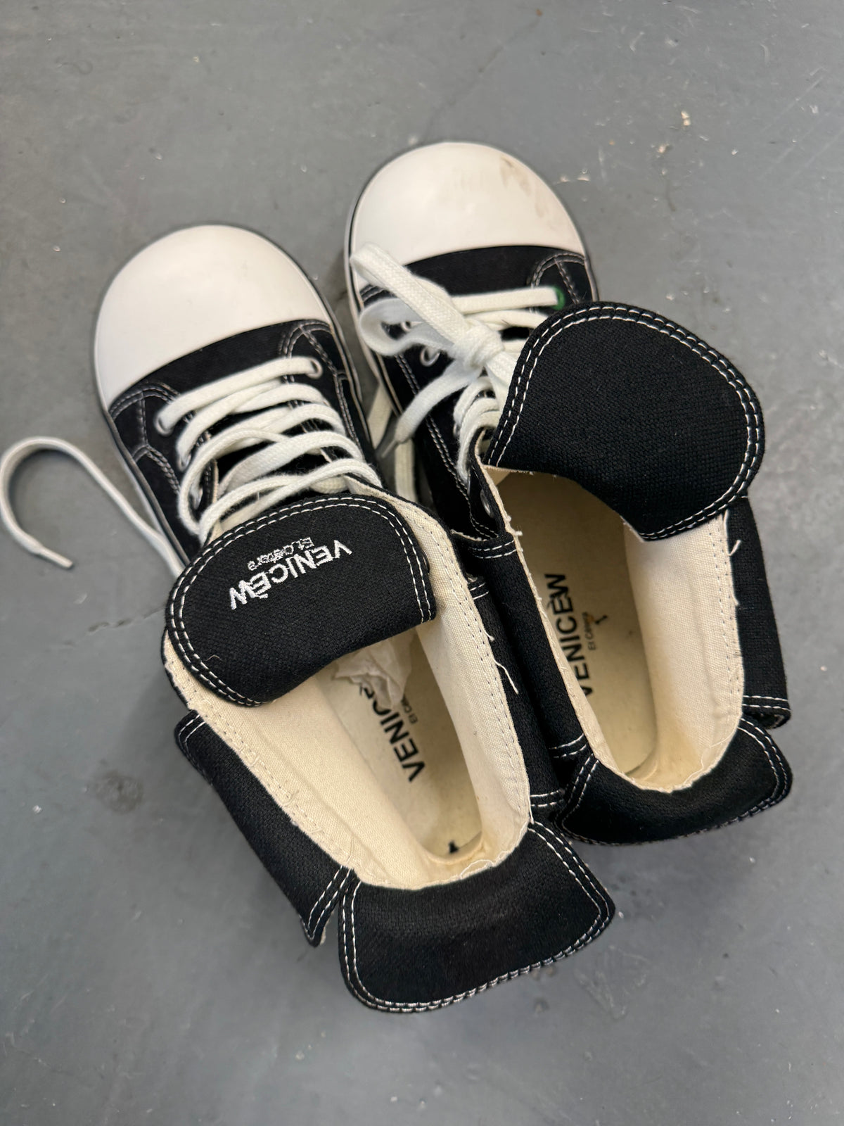 venicew clown toed elephant sneakers